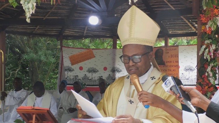 Igreja histórica no norte de Moçambique é reduzida a escombros após ataque - Jornal O São Paulo