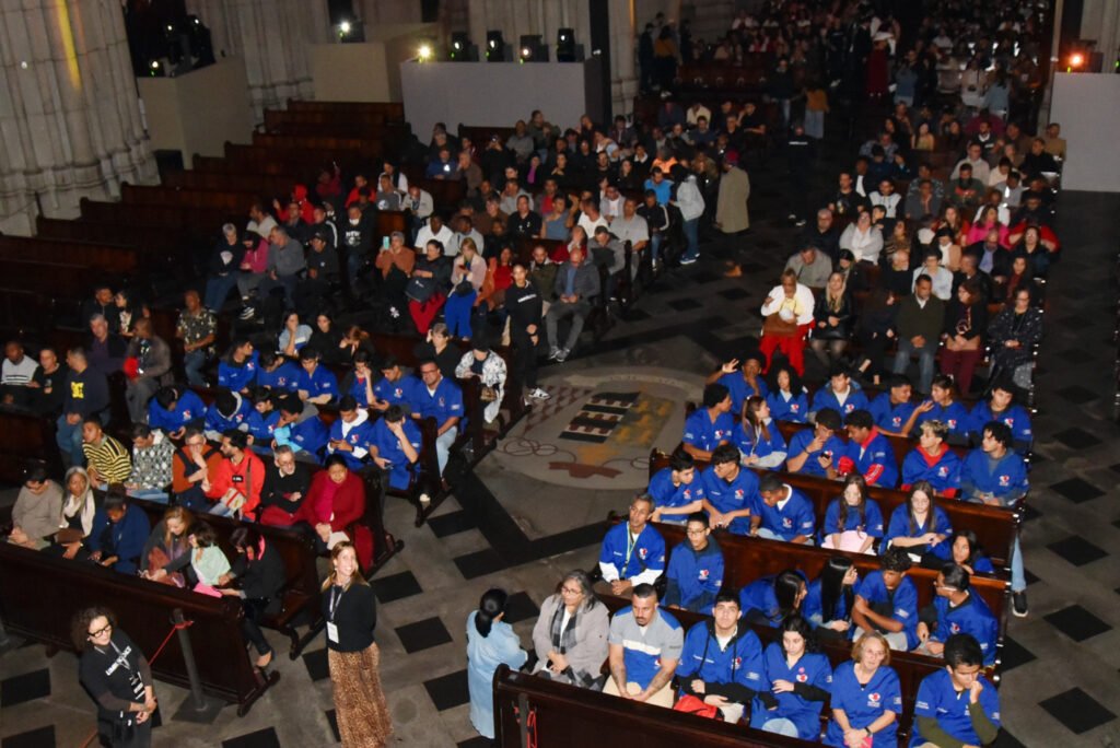 Atendidos por pastorais e movimentos da Arquidiocese prestigiam o espetáculo imersivo Luminiscence - Jornal O São Paulo
