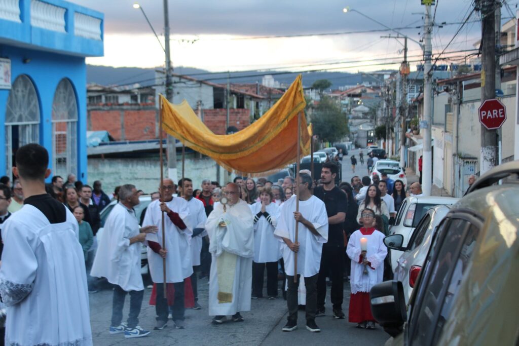 Nos templos, ruas e praças, fiéis testemunham a fé na presença real de Jesus na Eucaristia - Jornal O São Paulo