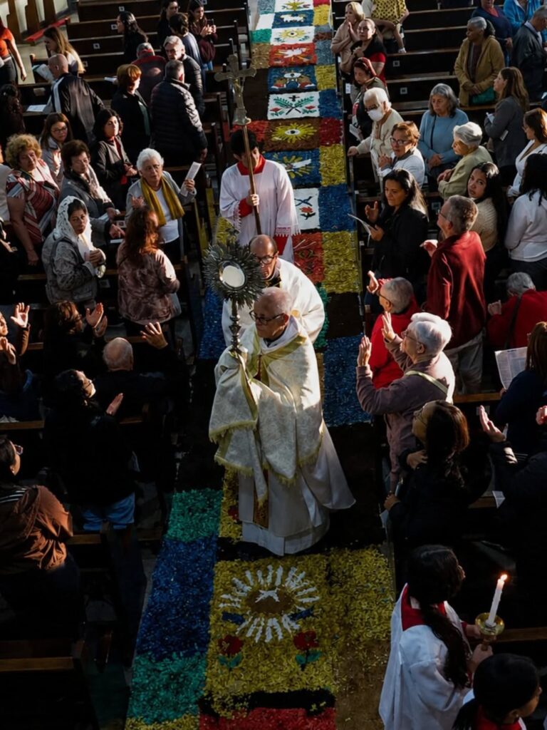 Nos templos, ruas e praças, fiéis testemunham a fé na presença real de Jesus na Eucaristia - Jornal O São Paulo