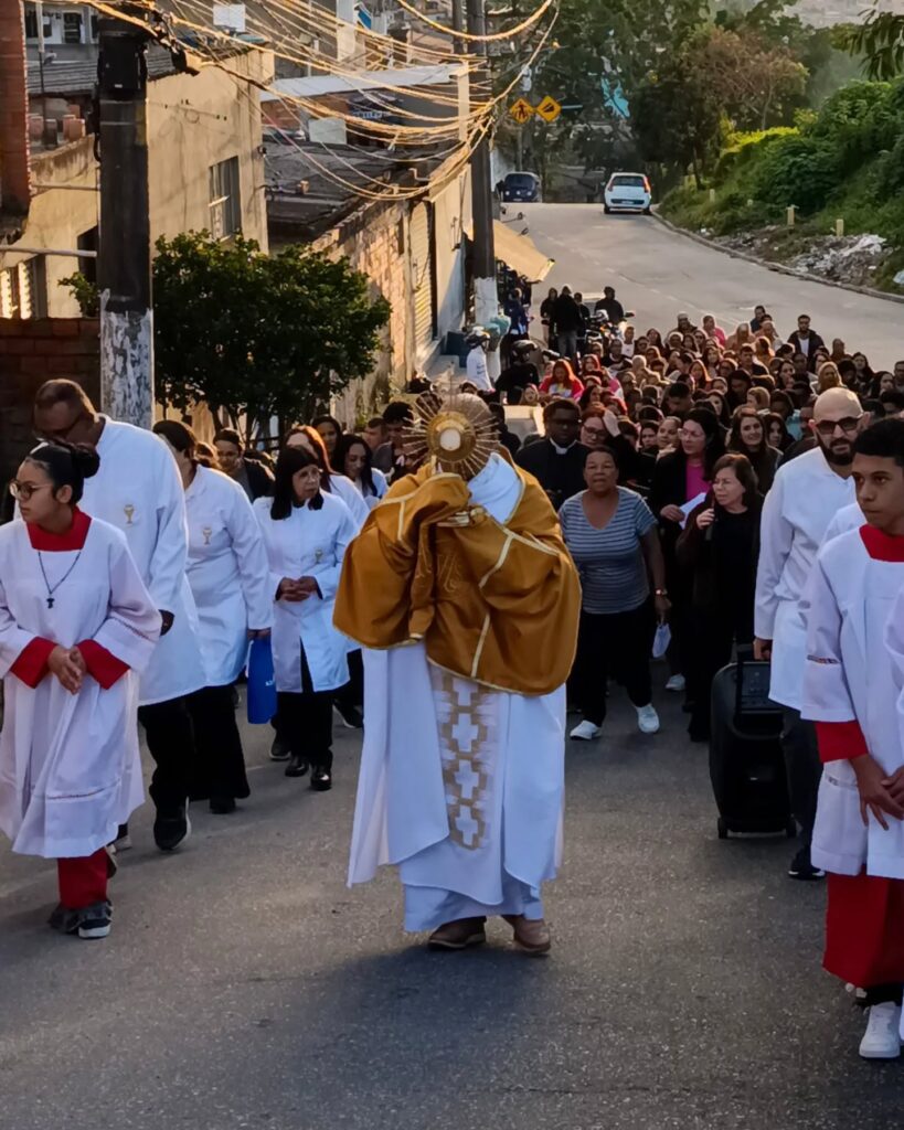 Nos templos, ruas e praças, fiéis testemunham a fé na presença real de Jesus na Eucaristia - Jornal O São Paulo