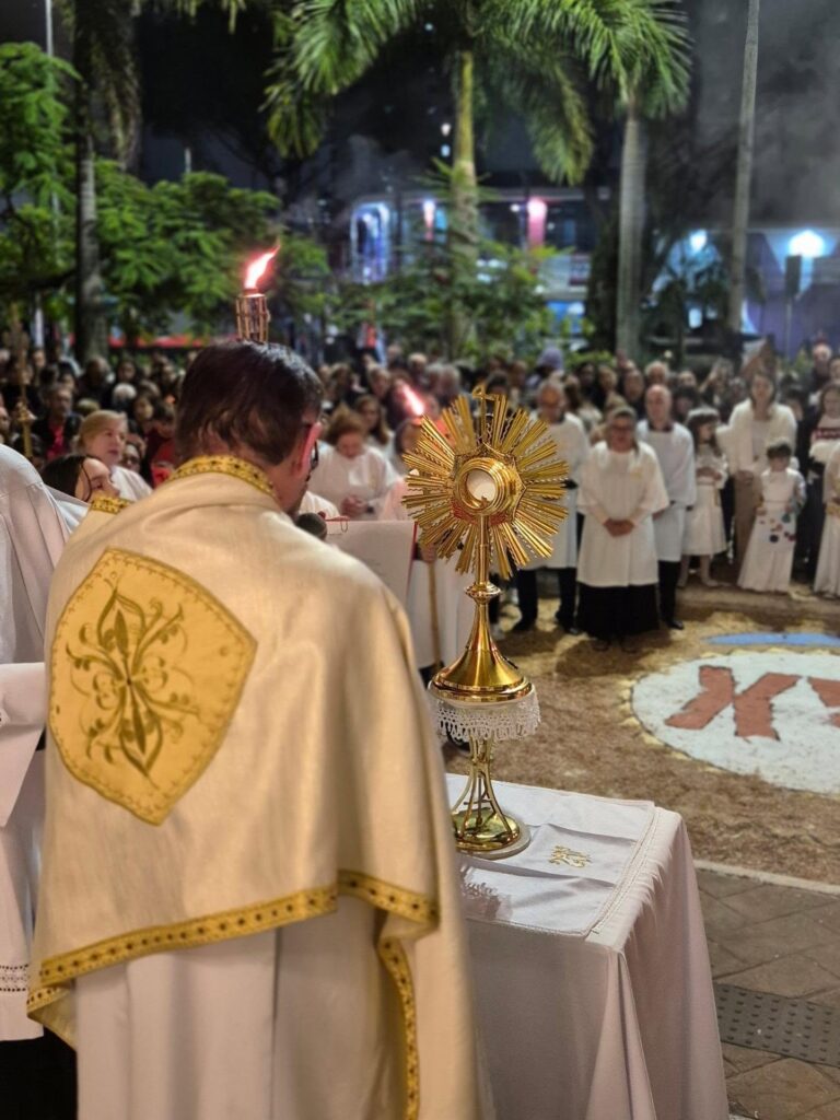 Nos templos, ruas e praças, fiéis testemunham a fé na presença real de Jesus na Eucaristia - Jornal O São Paulo