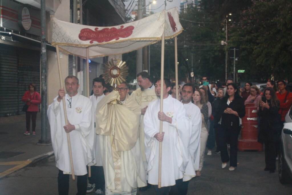 Dom Edilson destaca a presença real e substancial de Cristo na Eucaristia - Jornal O São Paulo