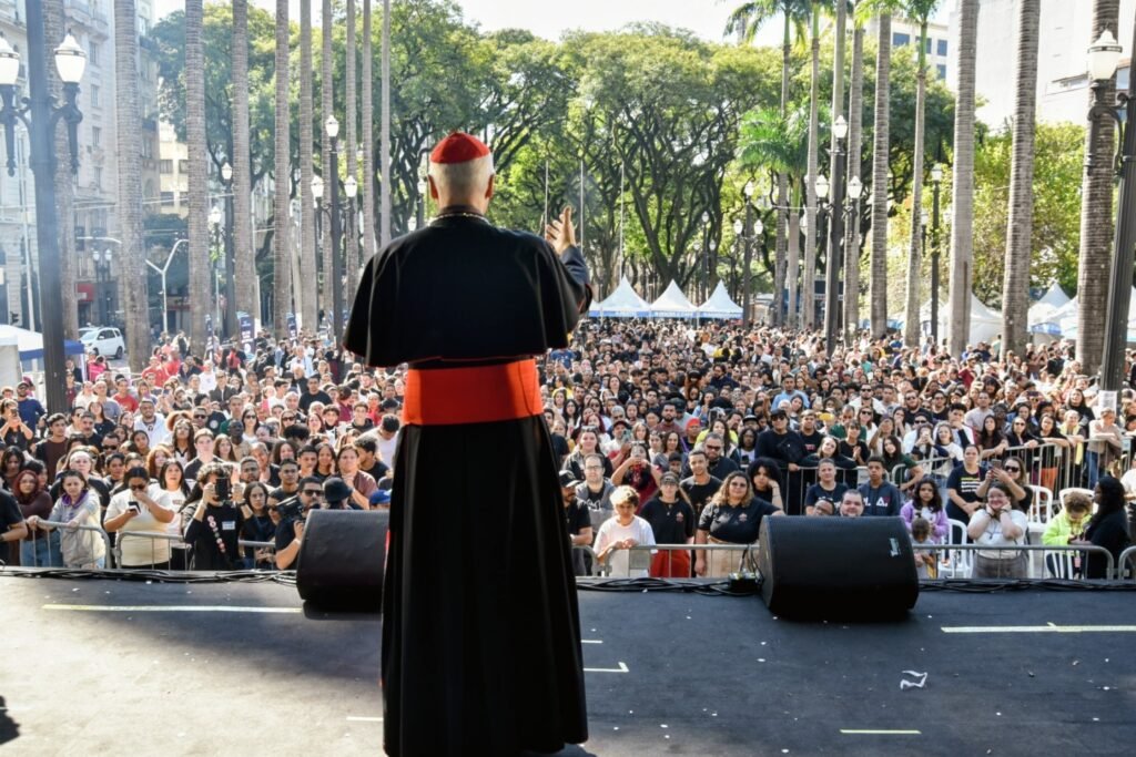 Festival Halleluya transforma a Praça da Sé em ponto de encontro da juventude e da fé - Jornal O São Paulo