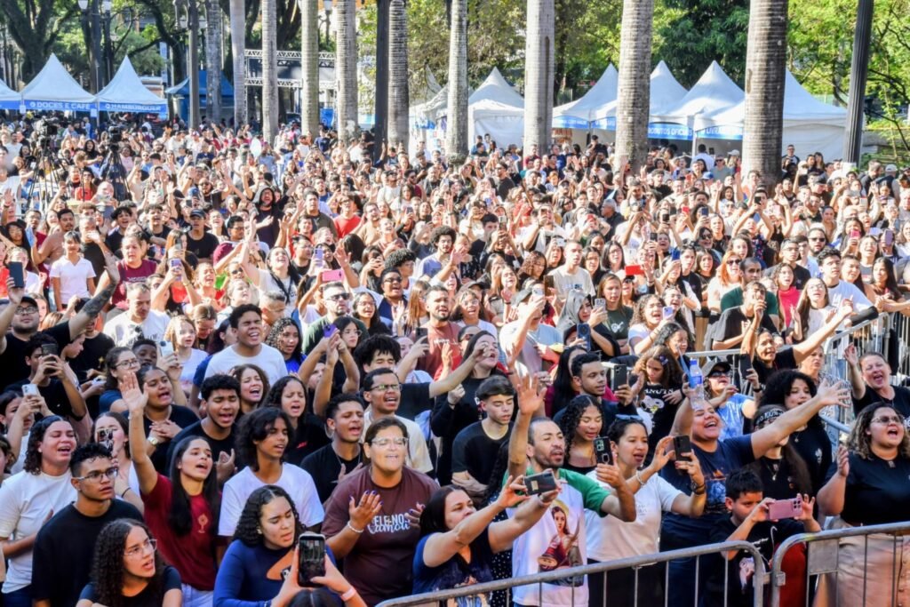 Festival Halleluya transforma a Praça da Sé em ponto de encontro da juventude e da fé - Jornal O São Paulo