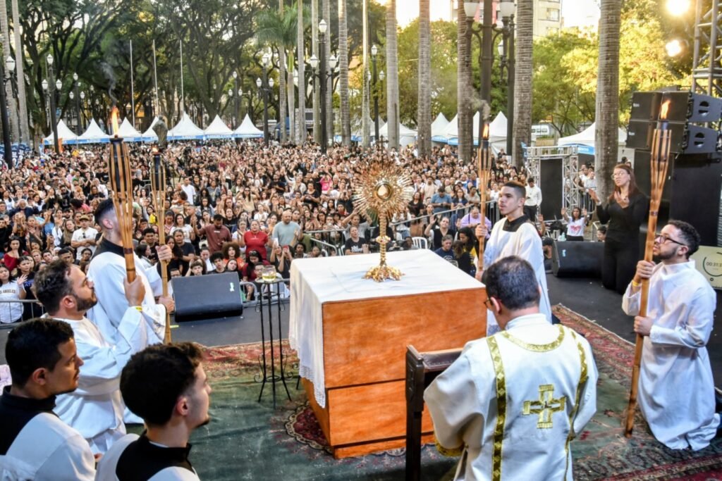 Festival Halleluya transforma a Praça da Sé em ponto de encontro da juventude e da fé - Jornal O São Paulo