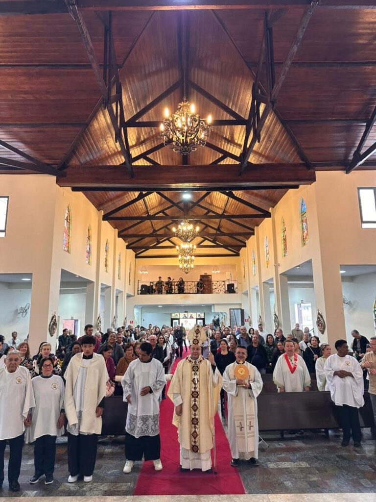 Em paróquias da Região Belém, Dom Cícero preside missas em festas de padroeiros e crismas - Jornal O São Paulo