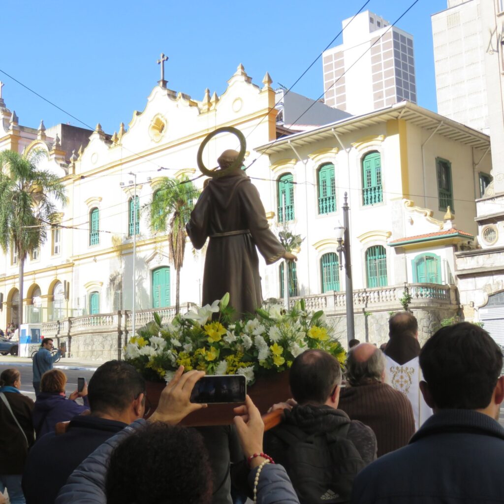 Celebrações de Santo Antonio e do Sagrado Coração e encontro do clero mobilizam paróquias na Sé - Jornal O São Paulo