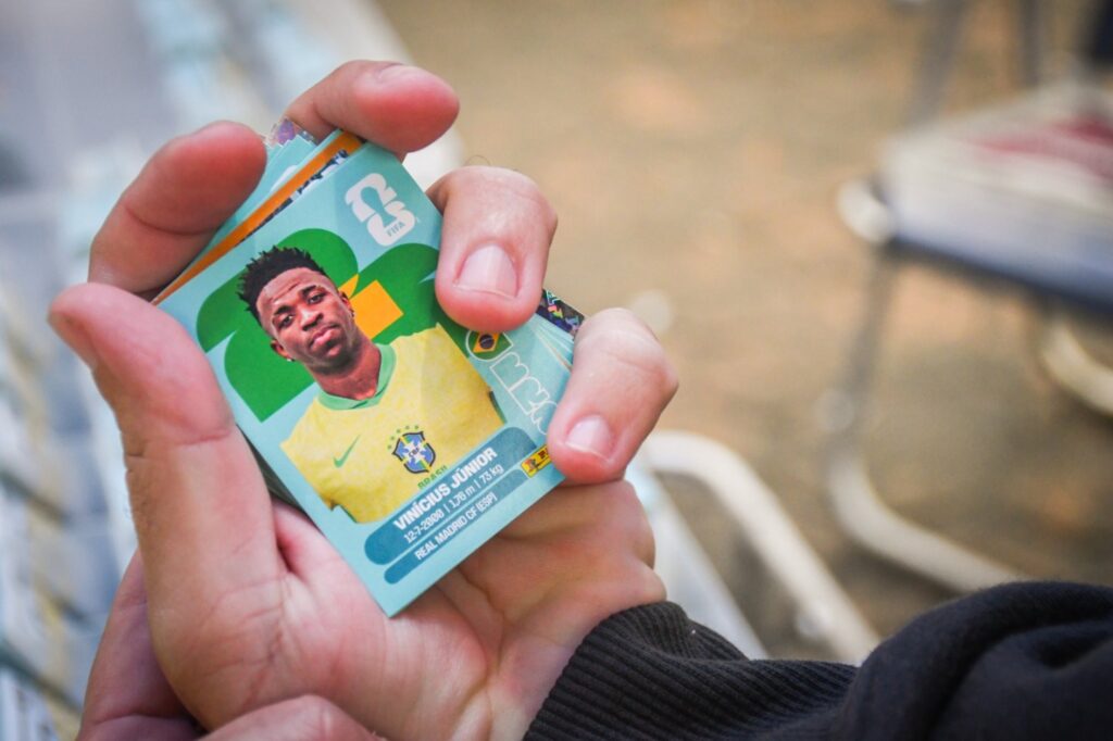 Colecionar figurinhas na Copa: ‘um golaço’ para a interação e o desenvolvimento das crianças