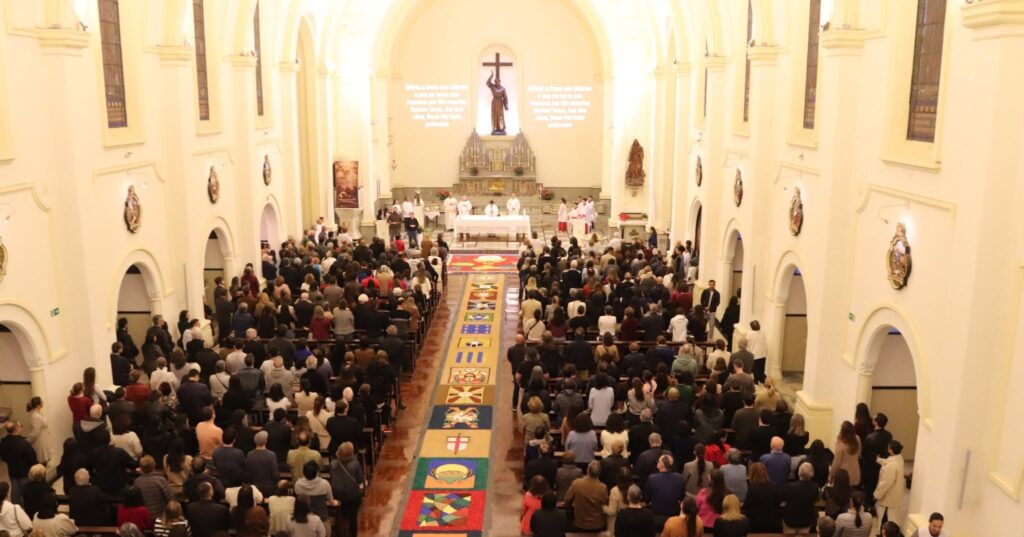 Nos templos, ruas e praças, fiéis testemunham a fé na presença real de Jesus na Eucaristia - Jornal O São Paulo