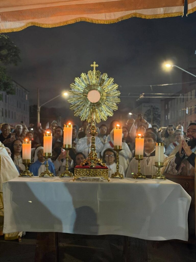 Nos templos, ruas e praças, fiéis testemunham a fé na presença real de Jesus na Eucaristia - Jornal O São Paulo