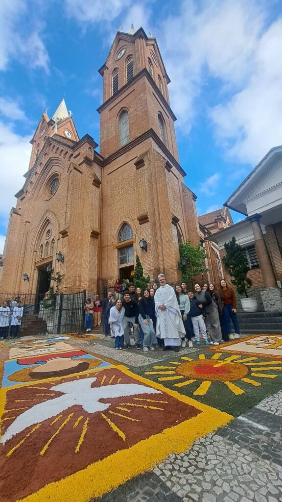 Nos templos, ruas e praças, fiéis testemunham a fé na presença real de Jesus na Eucaristia - Jornal O São Paulo