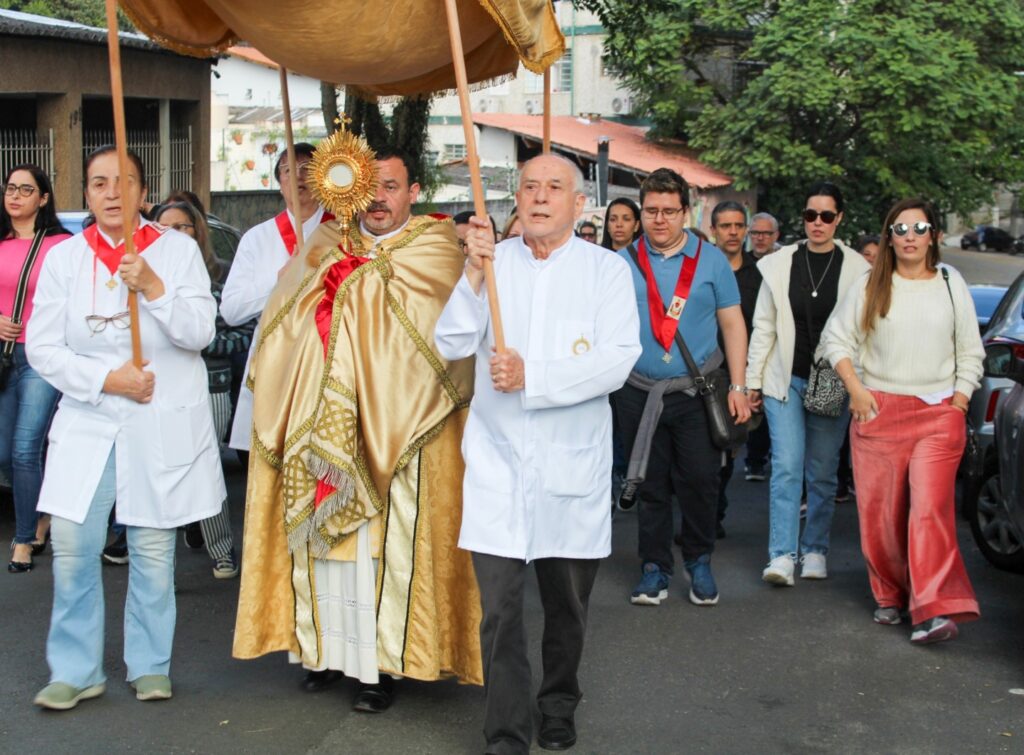 Nos templos, ruas e praças, fiéis testemunham a fé na presença real de Jesus na Eucaristia - Jornal O São Paulo