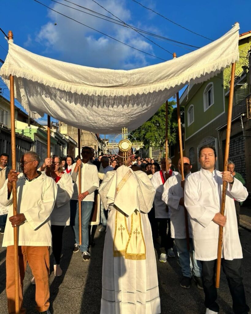 Nos templos, ruas e praças, fiéis testemunham a fé na presença real de Jesus na Eucaristia - Jornal O São Paulo