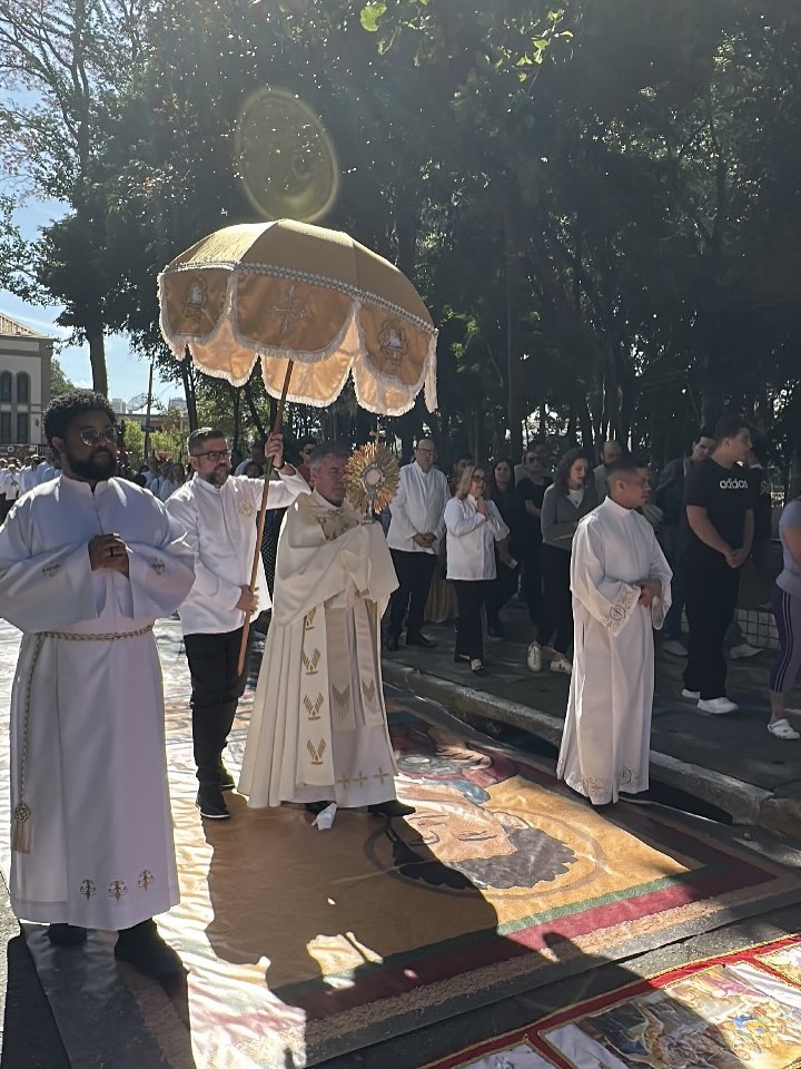 Nos templos, ruas e praças, fiéis testemunham a fé na presença real de Jesus na Eucaristia - Jornal O São Paulo