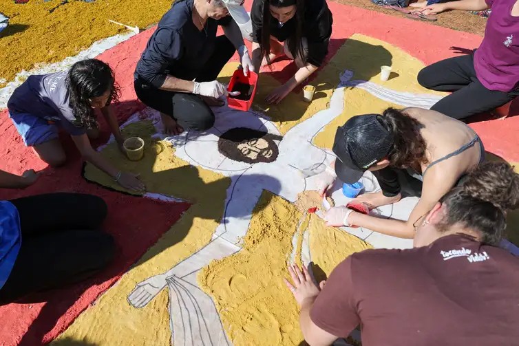 Jovens no DF se unem por tapetes de Corpus Christi e “jejum” de telas - Jornal O São Paulo