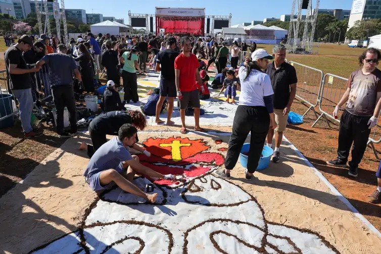Jovens no DF se unem por tapetes de Corpus Christi e “jejum” de telas - Jornal O São Paulo