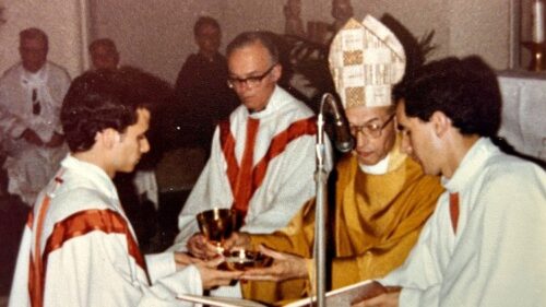Em 19 de junho de 1982 Robert Prevost era ordenado sacerdote