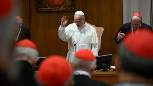 Perguntas, orações, trabalhos em grupo: o Consistório do Papa com os cardeais