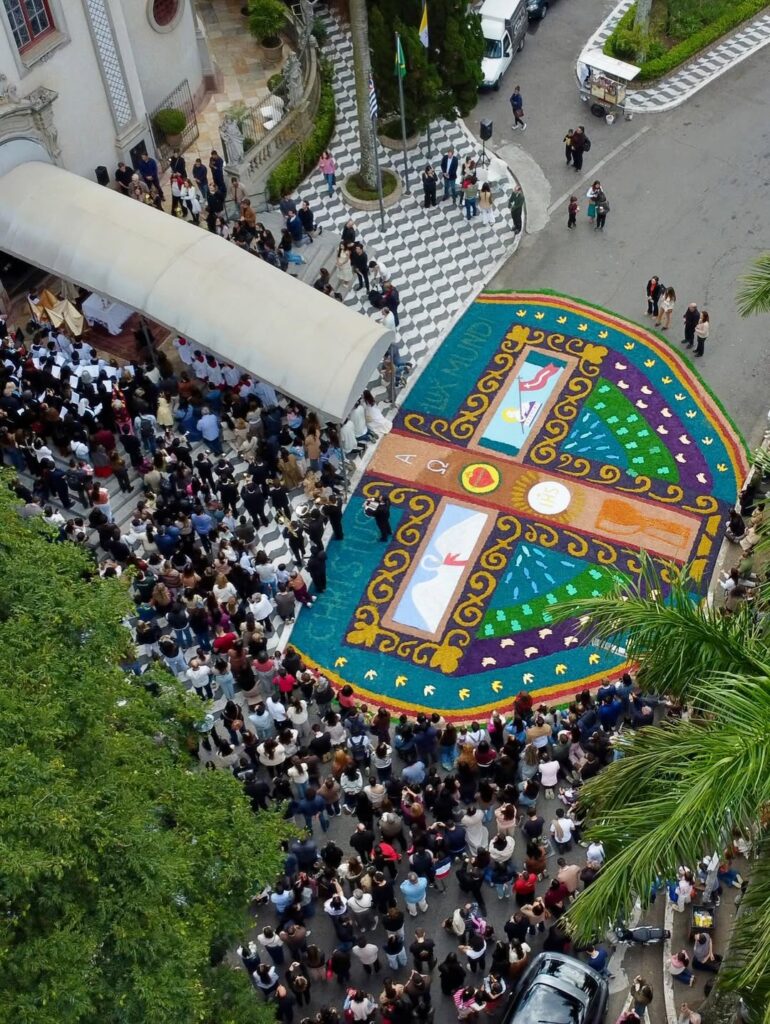 Nos templos, ruas e praças, fiéis testemunham a fé na presença real de Jesus na Eucaristia - Jornal O São Paulo
