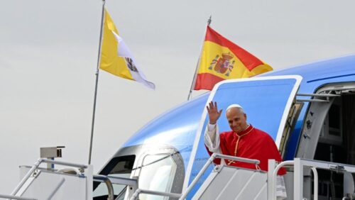 Papa Leão XIV chega à Espanha e inicia sua quarta viagem apostólica