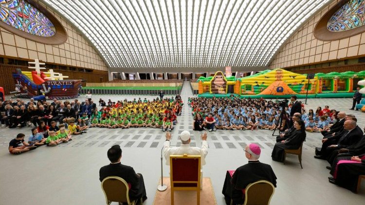 Papa às crianças da Colônia de Férias no Vaticano: Deus olha ao coração, não para o celular - Jornal O São Paulo