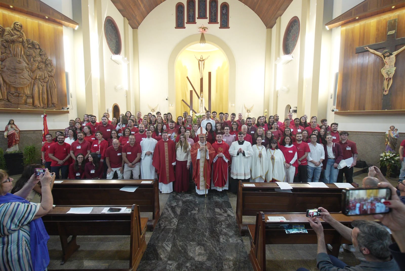 Em paróquias da Lapa, Dom Edilson preside Crismas de adultos e festas de padroeiros - Jornal O São Paulo