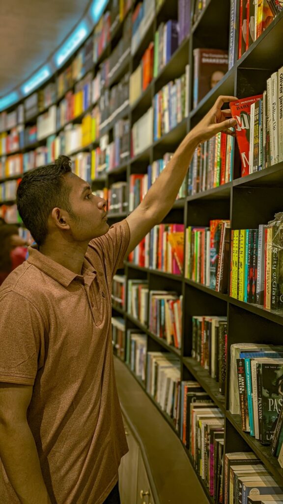 Das telas para as páginas: redes sociais impulsionam o hábito da leitura entre jovens - Jornal O São Paulo