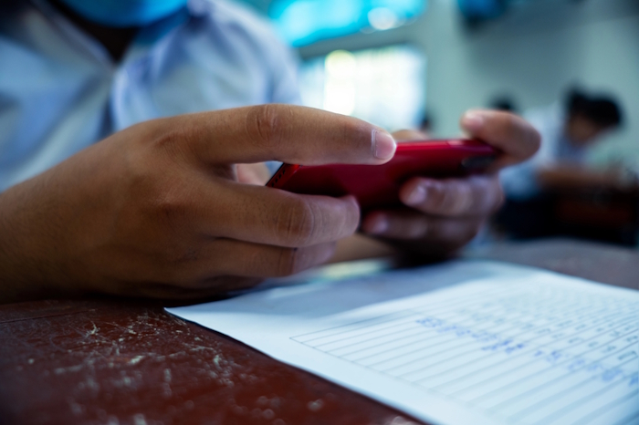Um ano após restrição aos celulares nas escolas, desafio é educar para a convivência ética no ambiente digital, afirma especialista