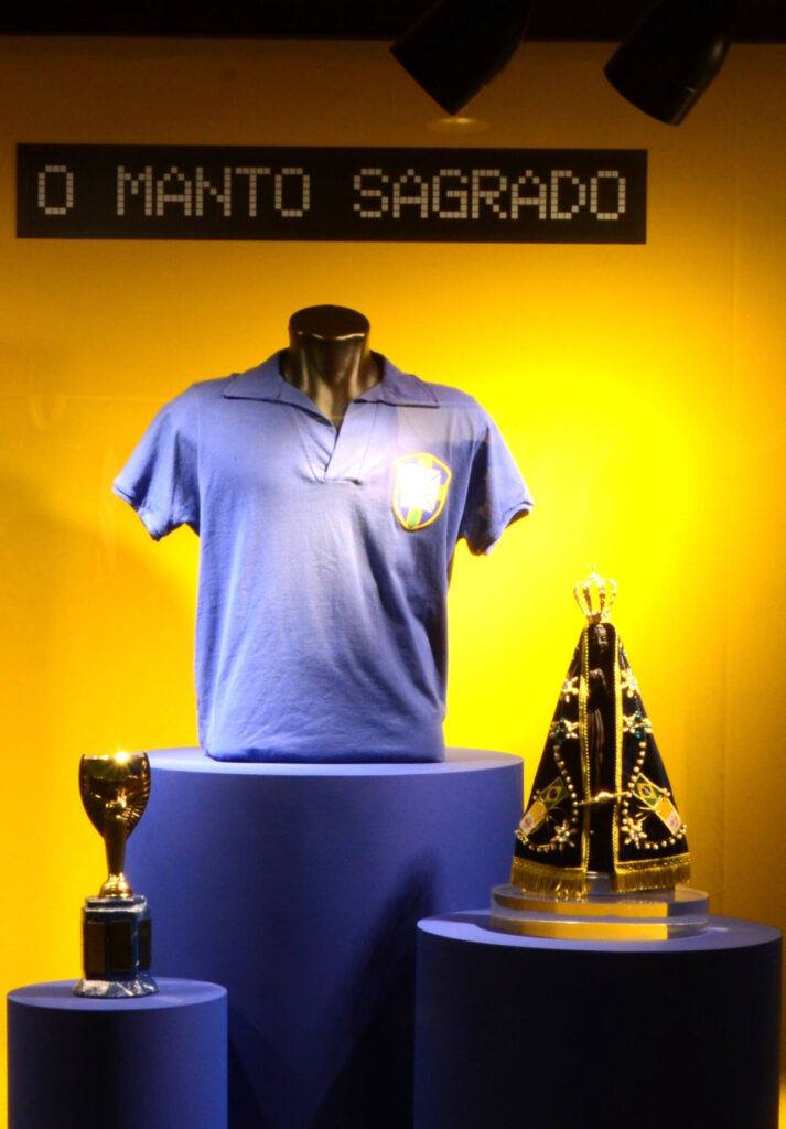 Em São Paulo, exposições mostram que, no Brasil, a Copa move paixões, a arte e a fé