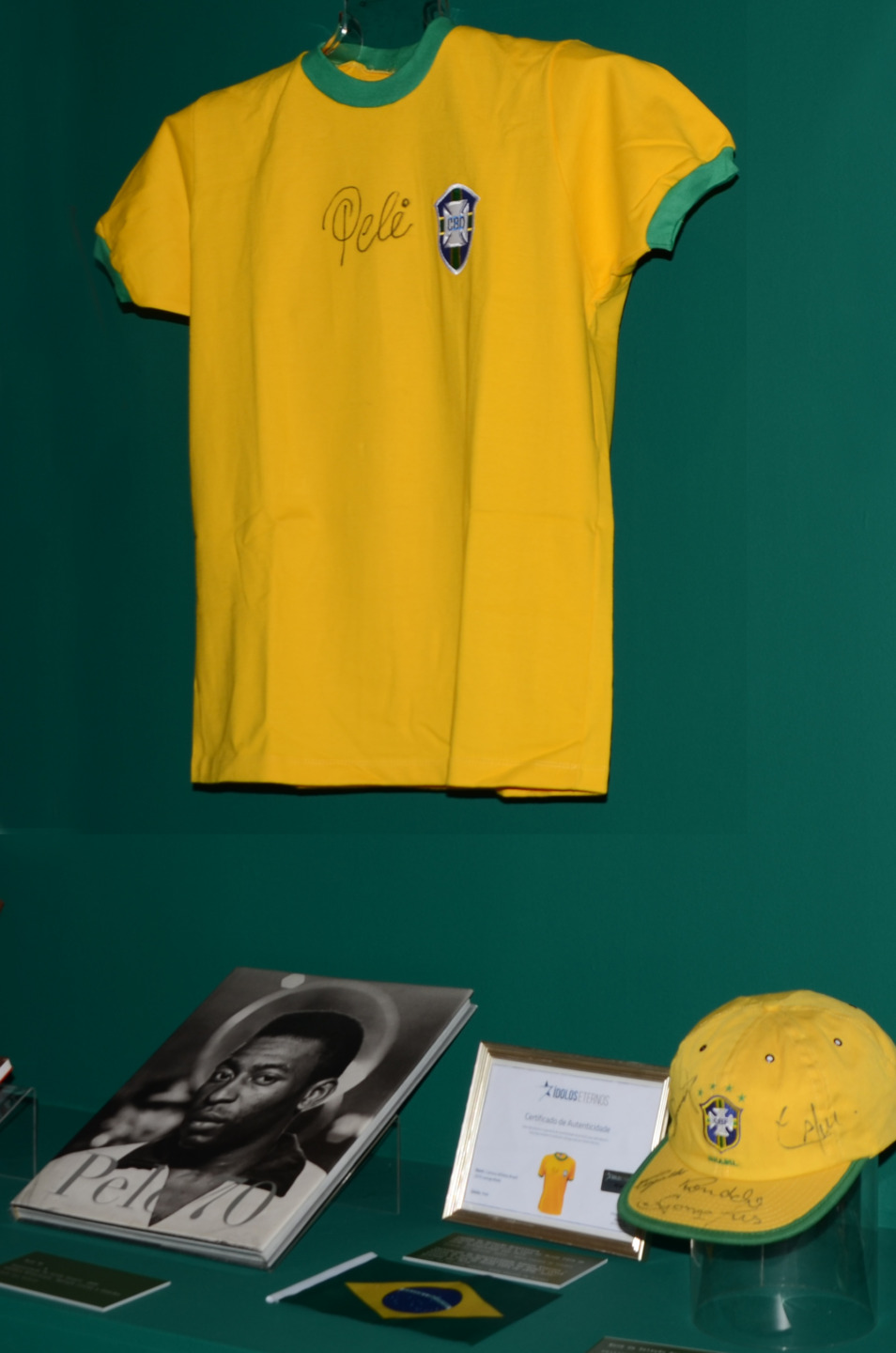 Em São Paulo, exposições mostram que, no Brasil, a Copa move paixões, a arte e a fé