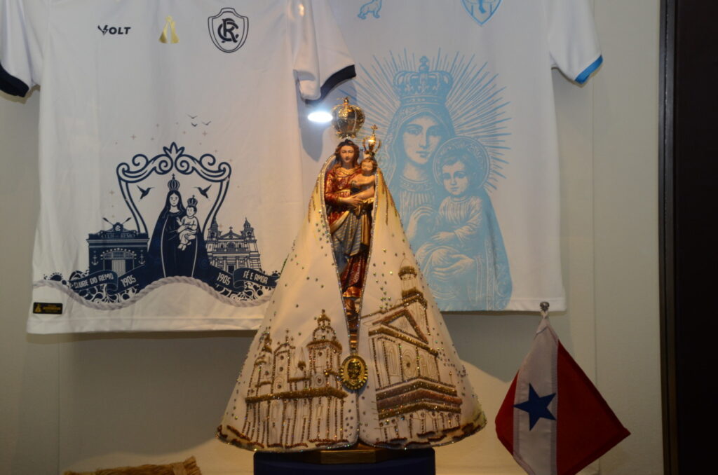 Em São Paulo, exposições mostram que, no Brasil, a Copa move paixões, a arte e a fé