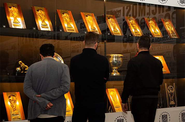 Em São Paulo, exposições mostram que, no Brasil, a Copa move paixões, a arte e a fé