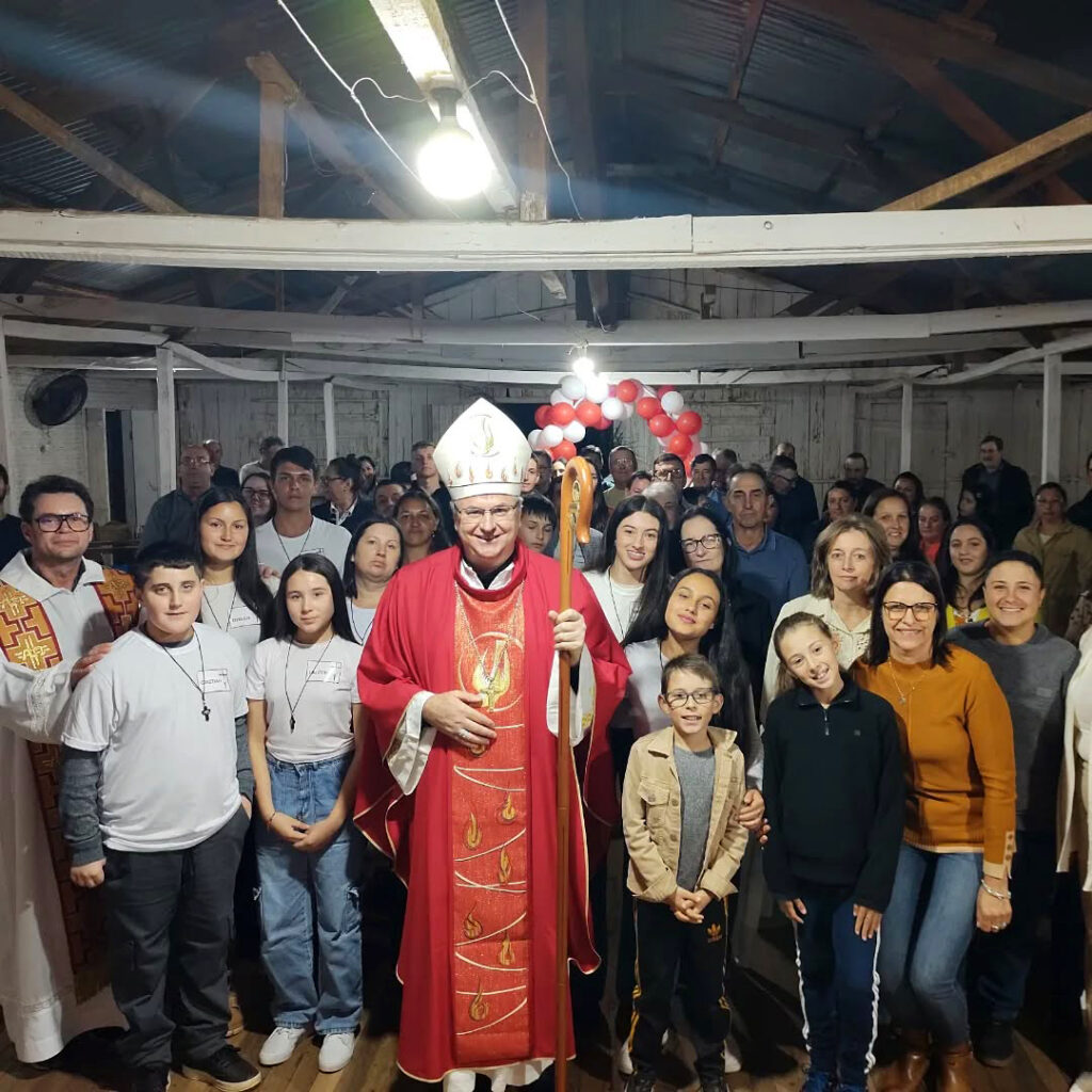 A cruz peitoral adentra os ‘rincões da fé’ - Jornal O São Paulo