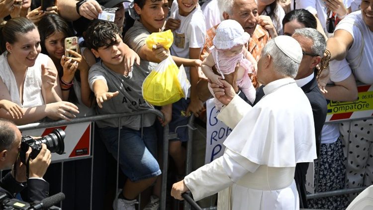 No Angelus, Papa critica consumismo e faz apelo pela paz na Terra Santa - Jornal O São Paulo