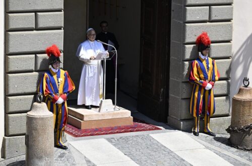 No Angelus, Papa convida a reconhecer a ação discreta de Deus na história