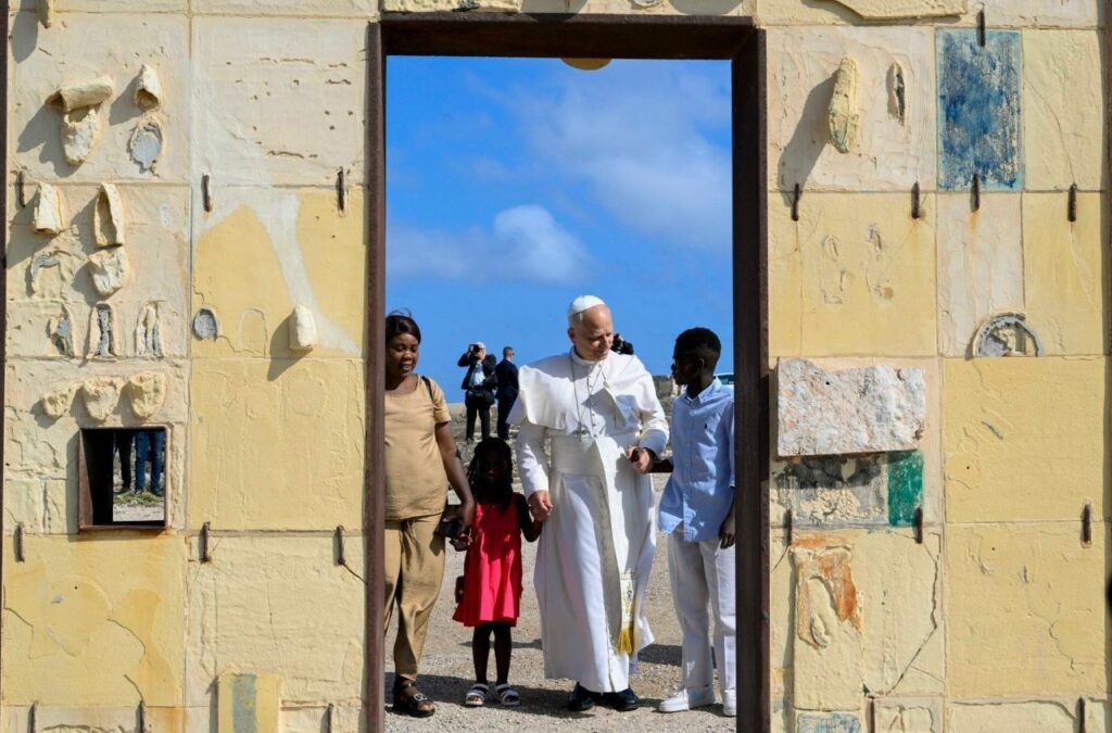Papa leva esperança a Lampedusa e visita monumento em homenagem a migrantes