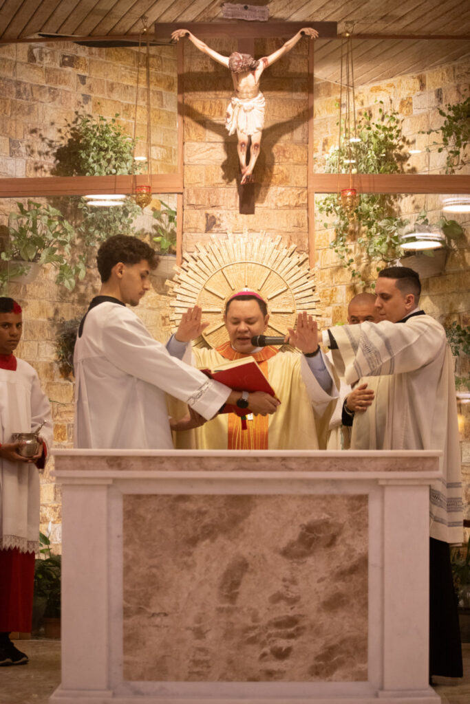 Dom Cícero abençoa altar e ambão de capela mantida pela Missão Belém na Favela Nelson Cruz - Jornal O São Paulo