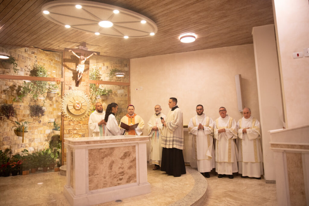 Dom Cícero abençoa altar e ambão de capela mantida pela Missão Belém na Favela Nelson Cruz - Jornal O São Paulo