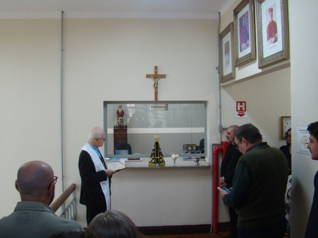 Dom Odilo Pedro Scherer abençoa a imagem de Nossa Senhora Aparecida no Arquivo Metropolitano - Jornal O São Paulo