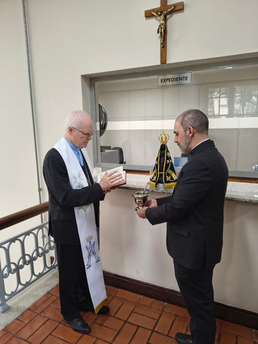 Dom Odilo abençoa a imagem de Nossa Senhora Aparecida no Arquivo Metropolitano