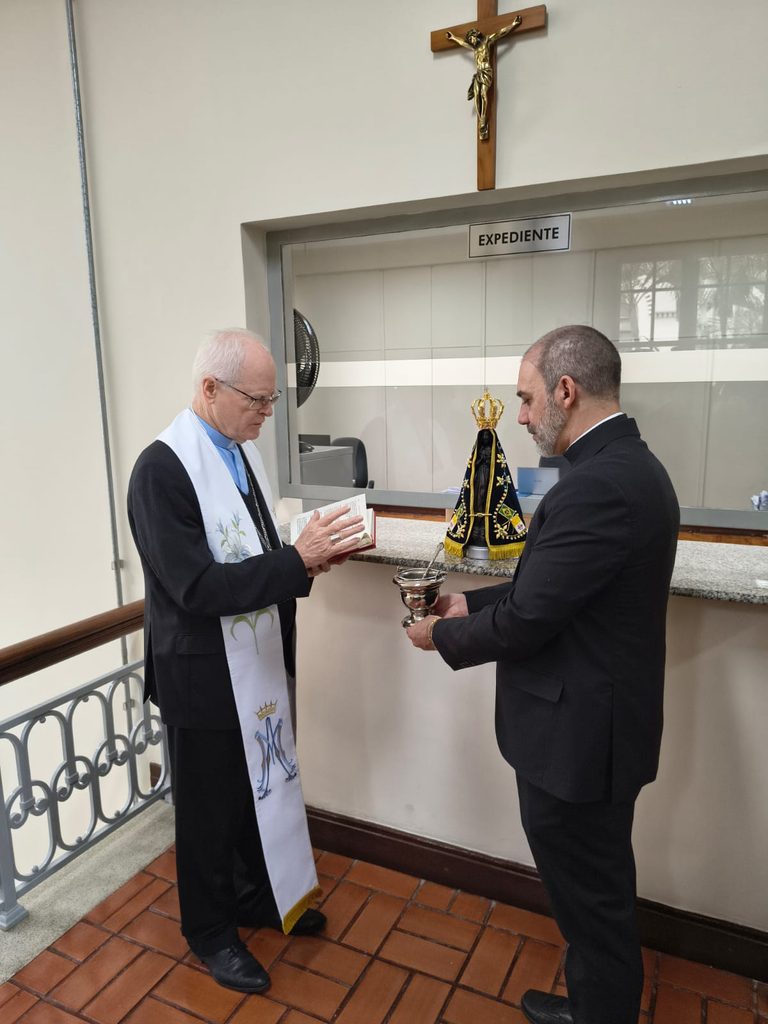 Dom Odilo Pedro Scherer abençoa a imagem de Nossa Senhora Aparecida no Arquivo Metropolitano