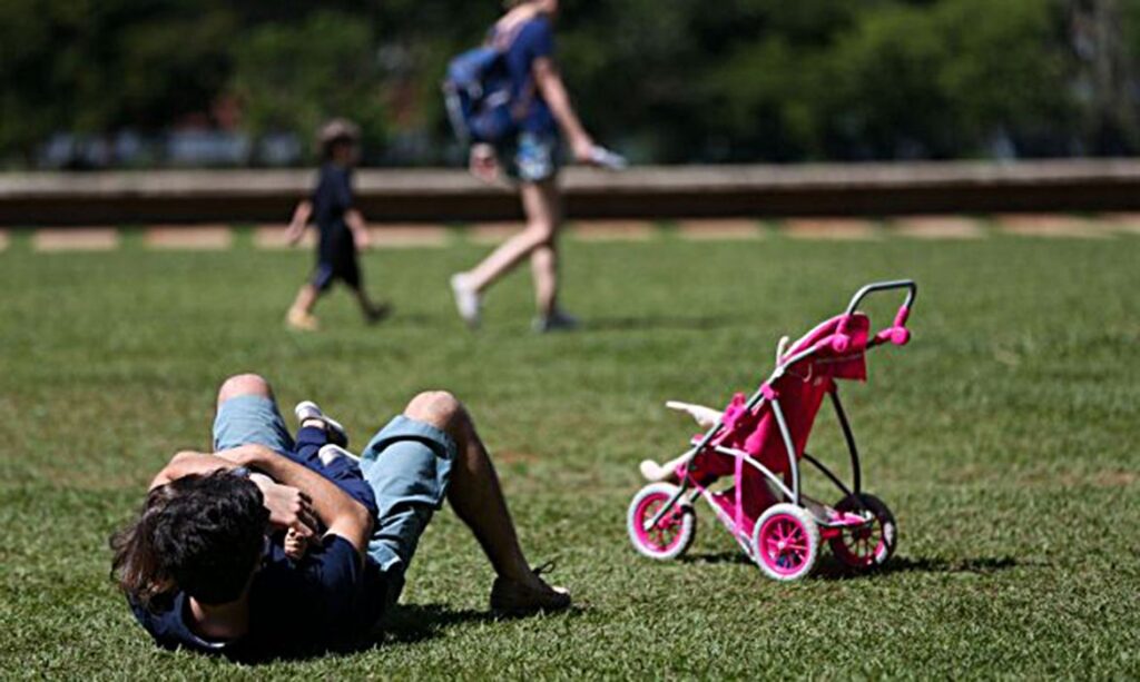 Pais estão menos presentes na criação de filhos, aponta estudo - Jornal O São Paulo