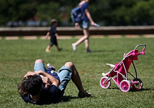 Pais estão menos presentes na criação de filhos, aponta estudo - Jornal O São Paulo