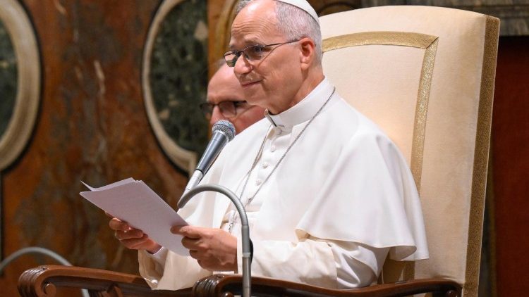 Papa: pesquisas sobre IA ajudem os governos a humanizar tecnologias digitais