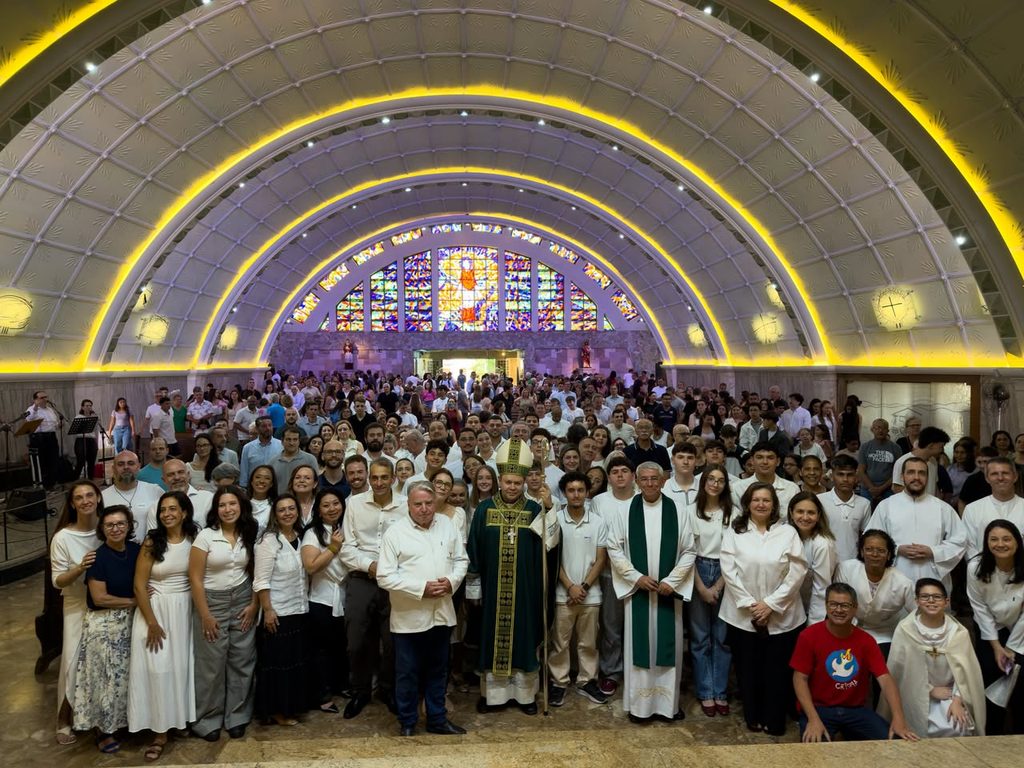 Dom Cícero dialoga com jovens, preside missas com Crismas e apresenta padres em paróquias - Jornal O São Paulo
