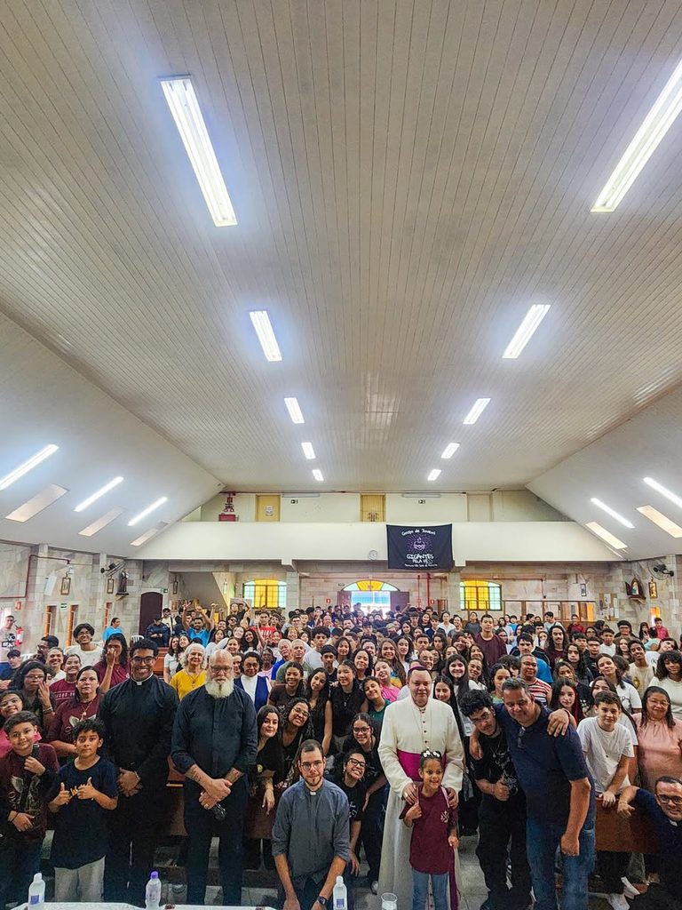 Dom Cícero dialoga com jovens, preside missas com Crismas e apresenta padres em paróquias - Jornal O São Paulo