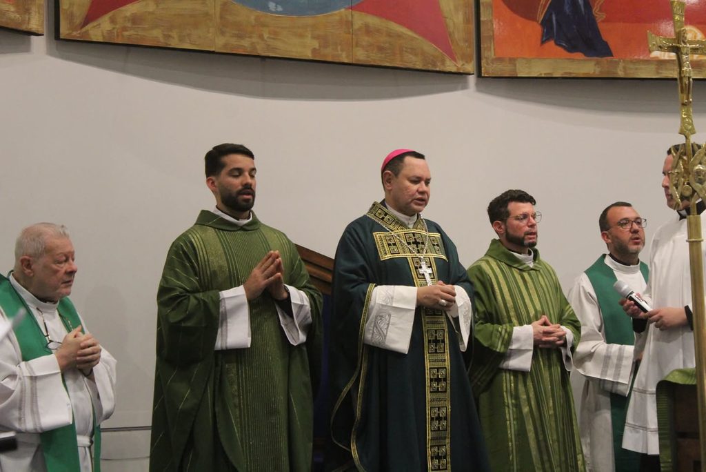 Dom Cícero dialoga com jovens, preside missas com Crismas e apresenta padres em paróquias - Jornal O São Paulo