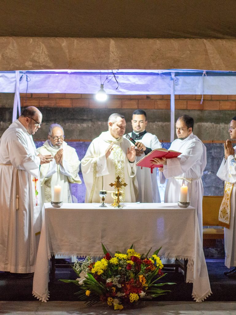 Dom Cícero dialoga com jovens, preside missas com Crismas e apresenta padres em paróquias - Jornal O São Paulo
