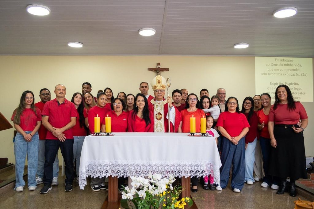 Dom Carlos Silva dá posse a pároco e preside missa com crisma na Brasilândia - Jornal O São Paulo